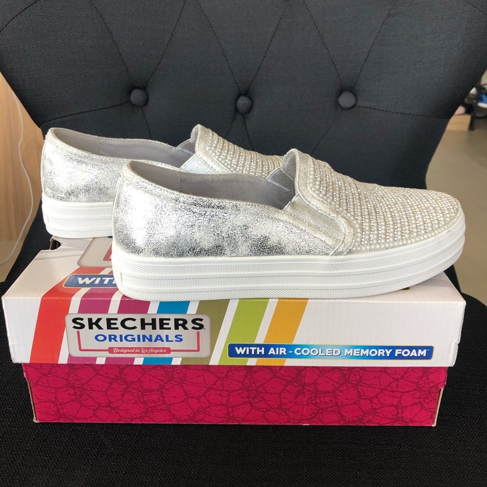 ⭐️SOLD ON M⭐️ Skechers Slip On Sneakers